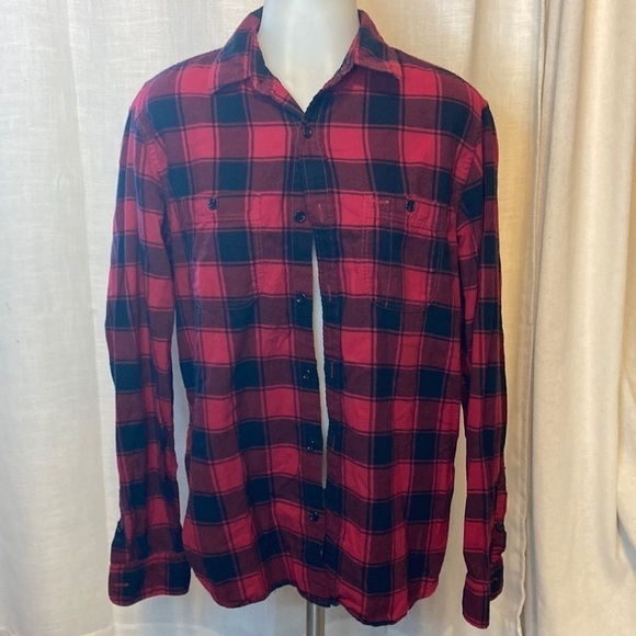 Gap flannel size medium, red and black perfect for fall and winter button up - Picture 1 of 9